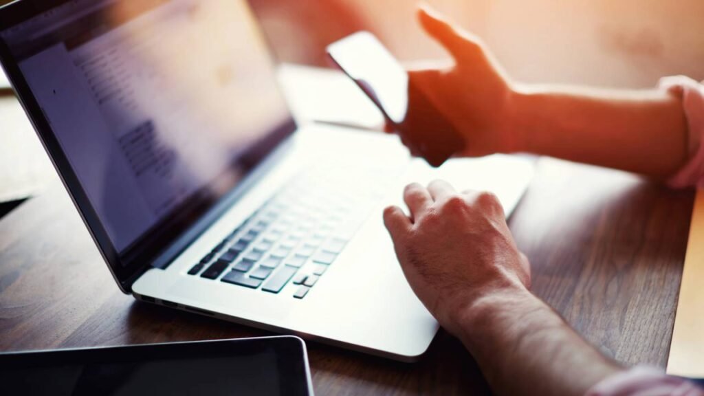 Esses são os países que passam mais tempo no celular em 2025