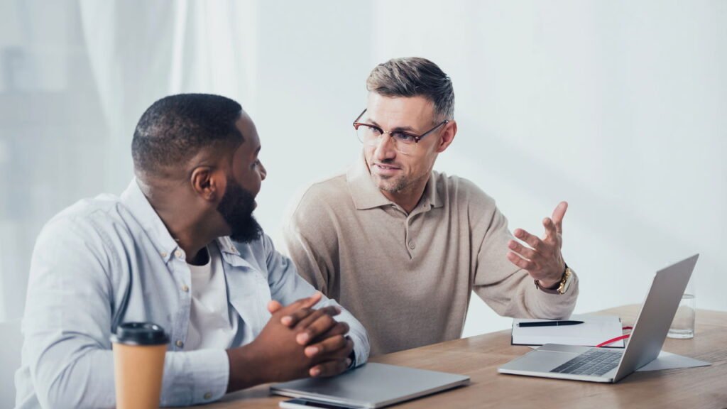 Movimentos sutis de poder que as pessoas usam em conversas