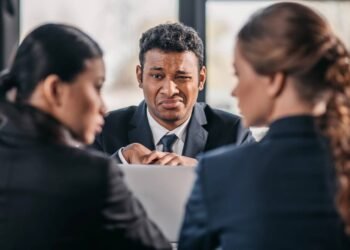 Esses 12 hábitos comuns fazem você parecer rude sem perceber