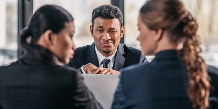 Esses 12 hábitos comuns fazem você parecer rude sem perceber