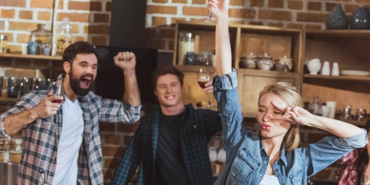 Pessoas em festa - Créditos: depositphotos.com / ArturVerkhovetskiy