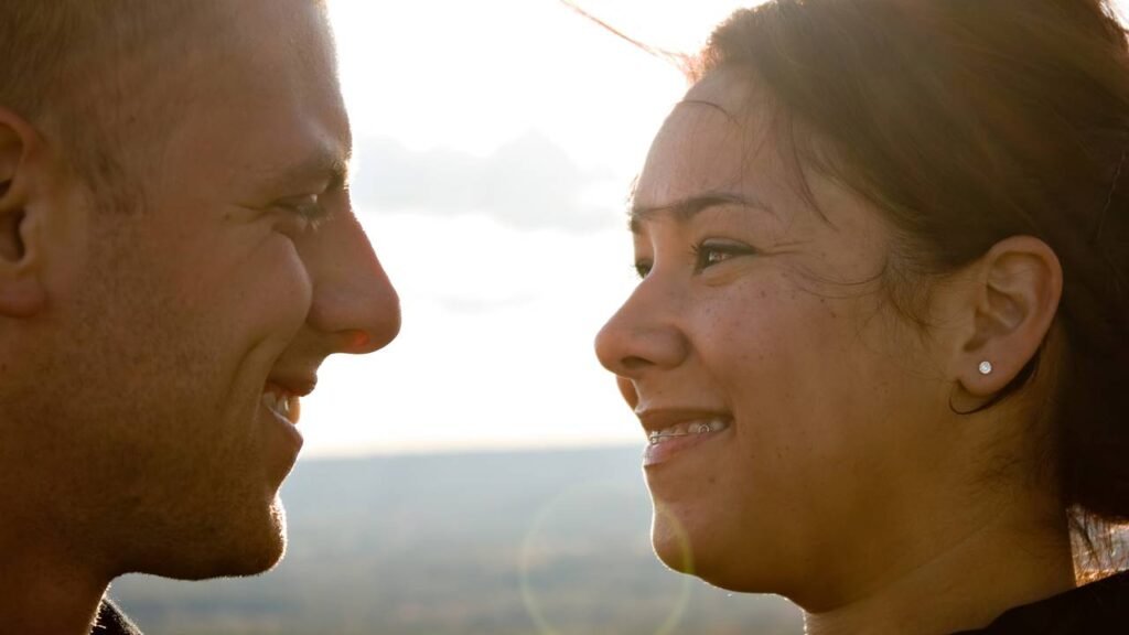 Por que manter contato visual transforma suas conversas