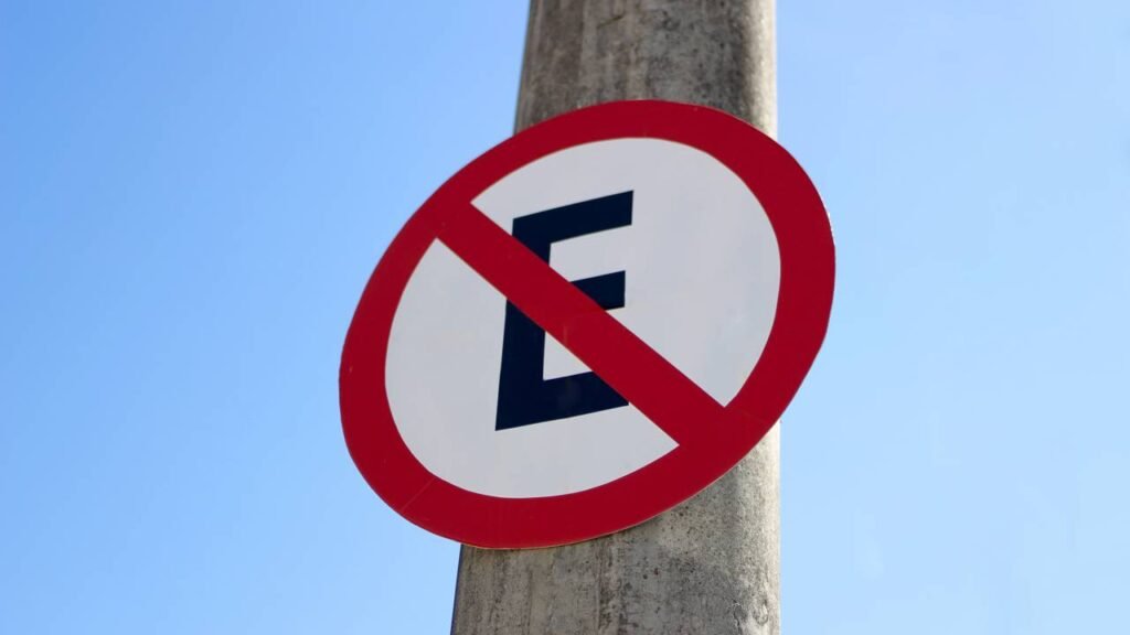 Quais as diferenças entre as placas de trânsito de estacionamento no Brasil?