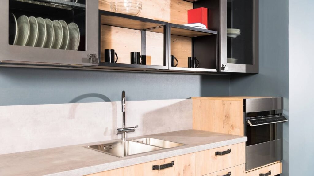 6 itens que devem ser armazenados em uma prateleira para organizar melhor a cozinha