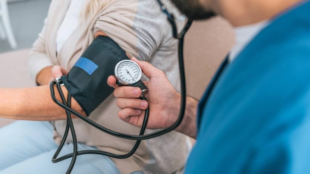 As 9 mudanças simples que ajudam a baixar a pressão arterial