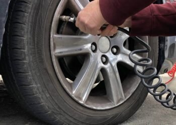 Os 6 erros comuns ao encher pneus ao dirigir na cidade e pegar a estrada