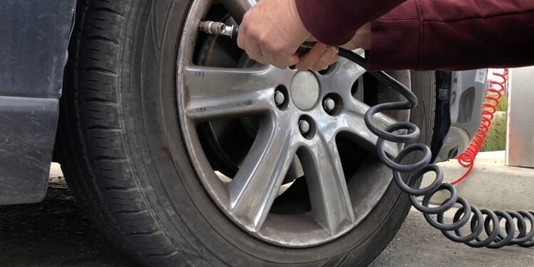 Os 6 erros comuns ao encher pneus ao dirigir na cidade e pegar a estrada