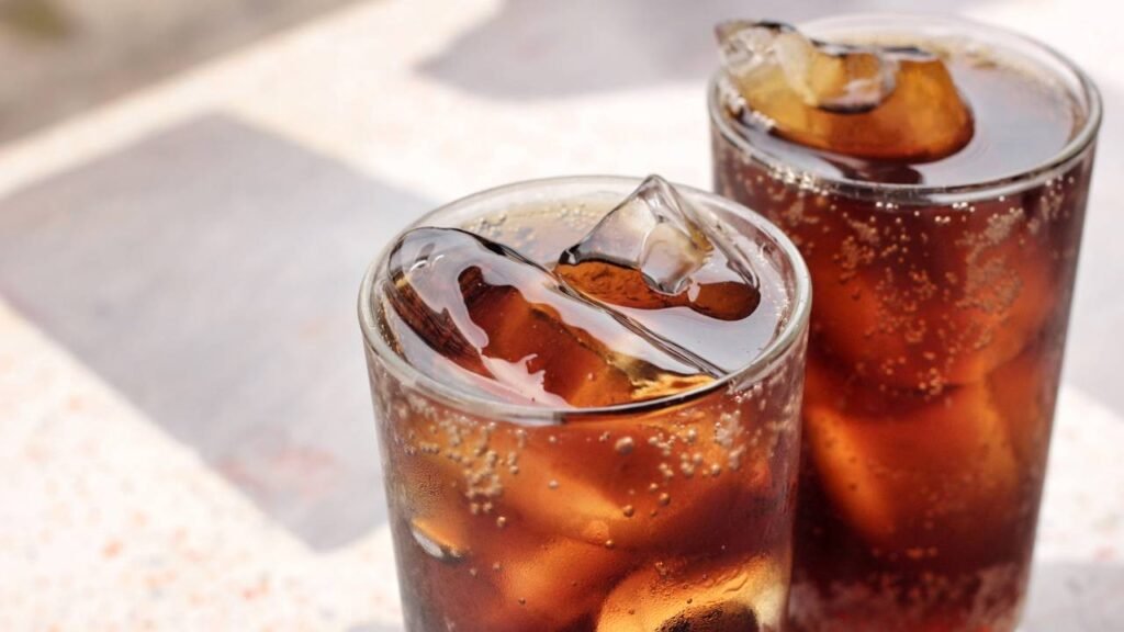 Por que apenas 1 lata de refrigerante diet pode ser pior para sua saúde do que refrigerante normal