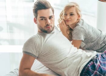 Psicóloga explica motivo para casais "se amarem menos" após dois anos