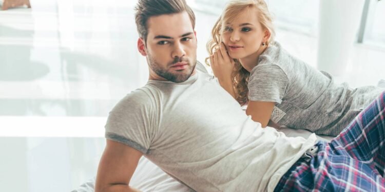 Psicóloga explica motivo para casais "se amarem menos" após dois anos