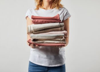 Como se vestir para voos longos sem abrir mão do conforto e estilo