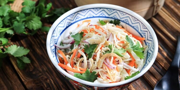 Rico em flavonoides e compostos fenólicos, o coentro atua na neutralização de radicais livres - Créditos: depositphotos.com / Ikarahma