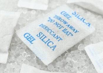 Poucos sabem para que servem os saquinhos que vêm com tênis e mochilas