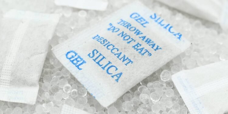 Poucos sabem para que servem os saquinhos que vêm com tênis e mochilas