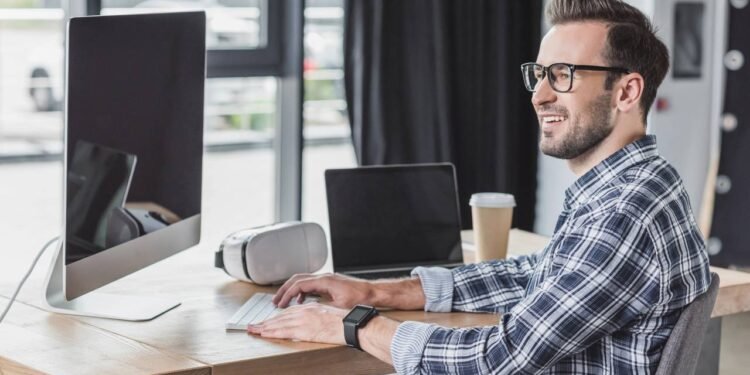 Muito tempo sentado - Créditos: depositphotos.com / EdZbarzhyvetsky