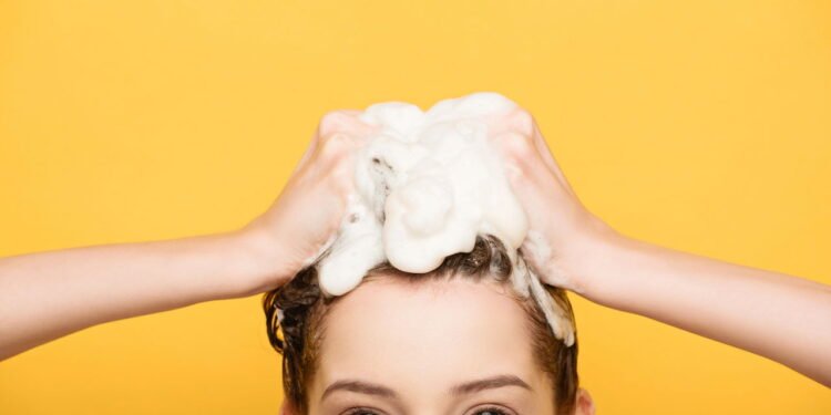 Seu cabelo pode crescer mais forte só com uma mudança leve na rotina que quase ninguém faz