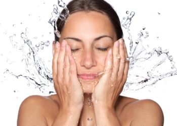 O erro que todos cometem ao lavar o rosto, segundo dermatologistas