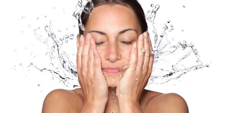 O erro que todos cometem ao lavar o rosto, segundo dermatologistas