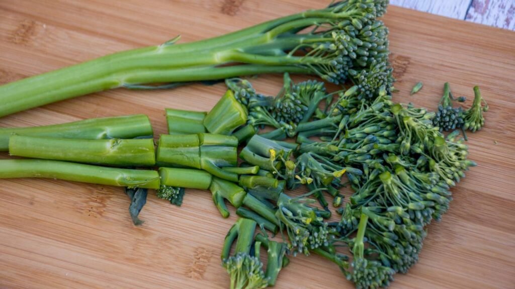 Se você descartar talos de brócolis, está perdendo o segredo que pode deixar seu jardim mais fértil

