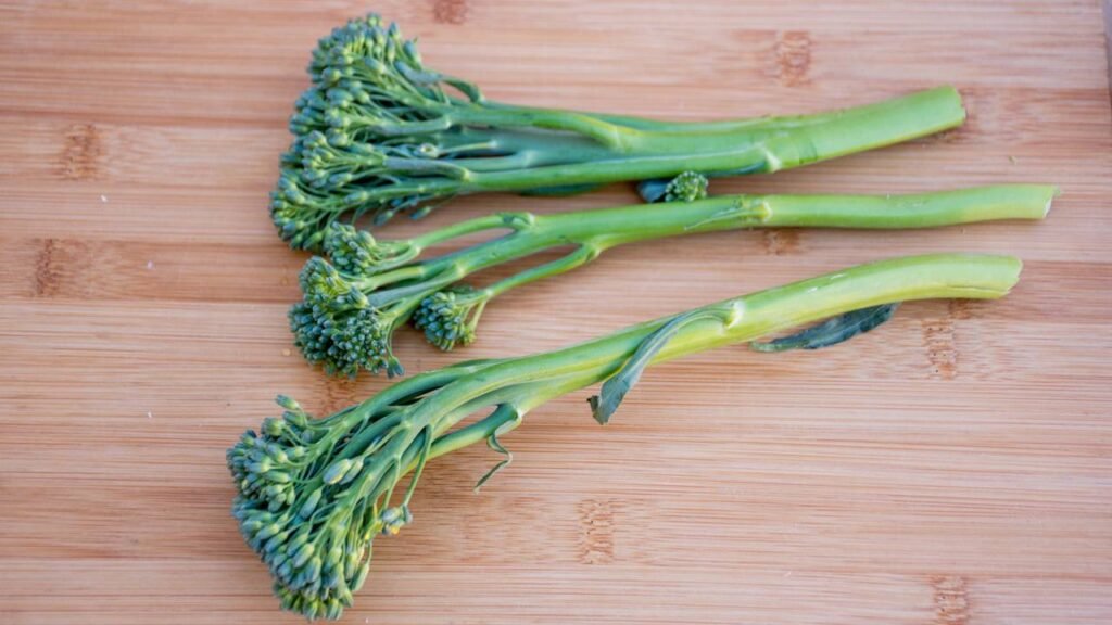 Se você descartar talos de brócolis, está perdendo o segredo que pode deixar seu jardim mais fértil

