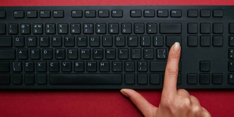 Poucos sabem o motivo de existirem as linhas nas teclas F e J do teclado