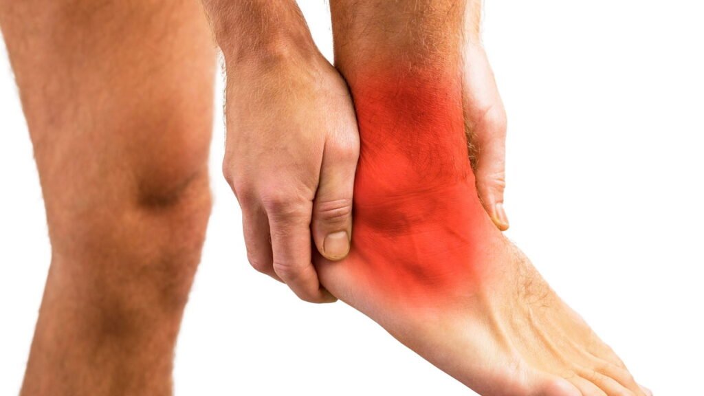 Cuidados importantes nas primeiras horas após torcer o tornozelo para evitar dor e inchaço