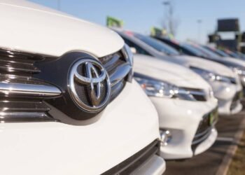 SUV compacto da Toyota faz até 30 km por litro e aposta em conforto, economia e tecnologia embarcada