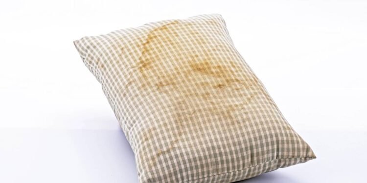 Como remover manchas de travesseiro com um truque caseiro sem danificá-lo