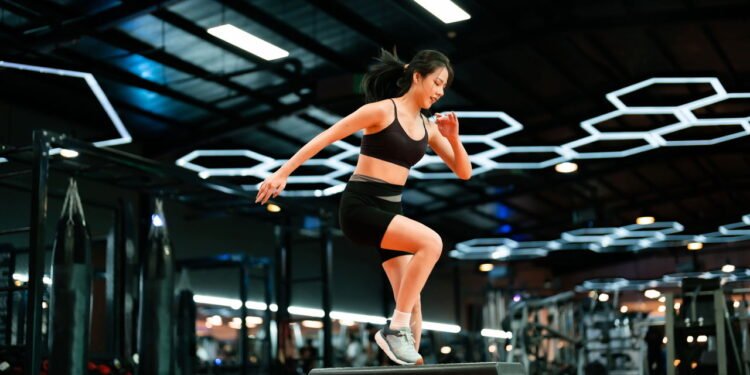 Treino intervalado de 10 minutos que queima gordura sem equipamentos