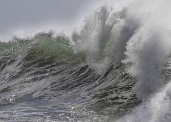 O que significa sonhar com um tsunami que te arrasta, segundo a psicologia