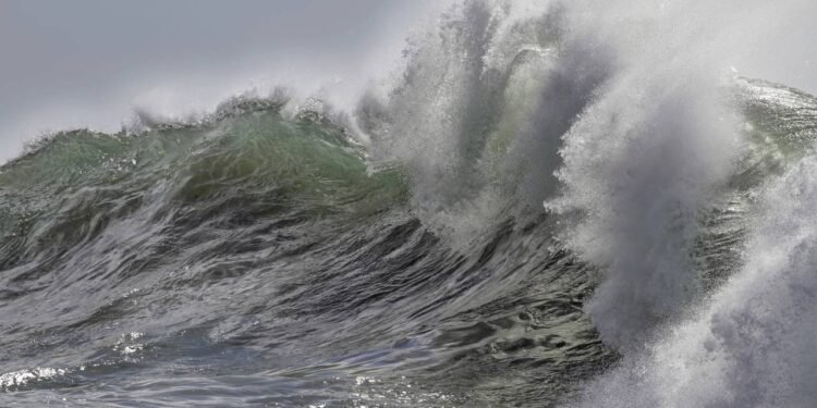 O que significa sonhar com um tsunami que te arrasta, segundo a psicologia