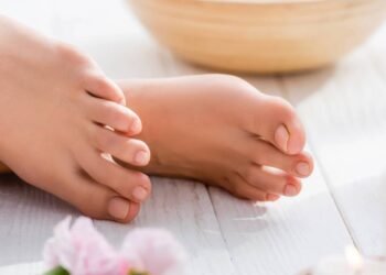 Como remover fungos nas unhas dos pés rapidamente?