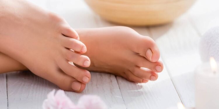 Como remover fungos nas unhas dos pés rapidamente?