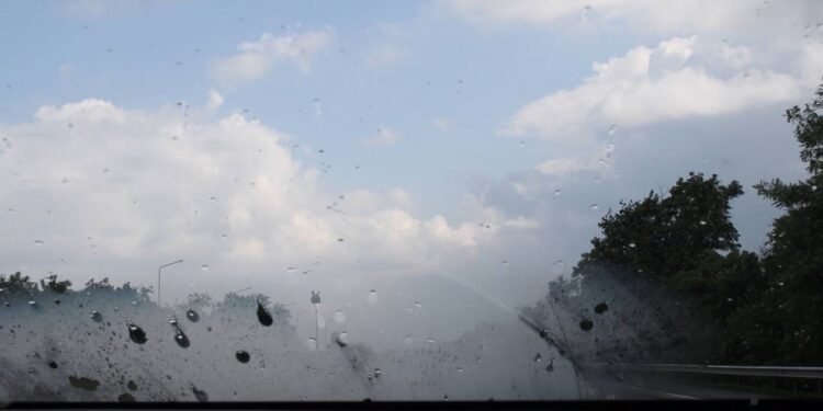 Poucos sabem: os truques para desembaçar os vidros do carro no inverno sem ar condicionado