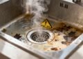 Poucos sabem por que você não deve jogar água fervente no ralo da cozinha