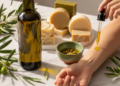 Por que o azeite se tornou o novo aliado dos cuidados com a pele, segundo dermatologistas