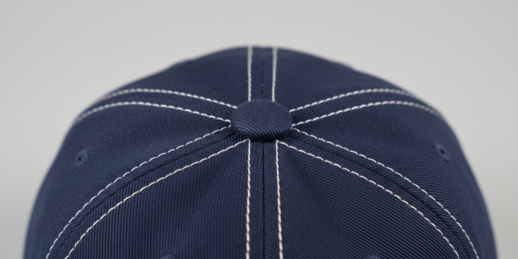 Qual a função do "botão" em cima do boné