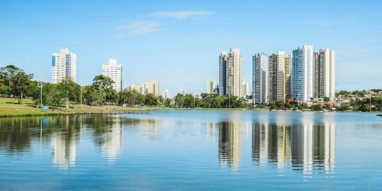 Campo Grande é cidade vibrante com praças verdes, gastronomia local, artesanato e povo caloroso e receptivo. // Créditos: depositphotos.com / vbacarin