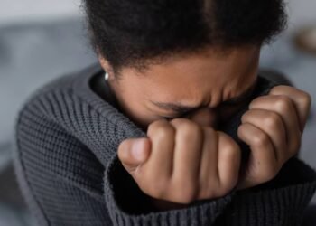 O que significa sempre chorar em brigas, segundo a psicologia