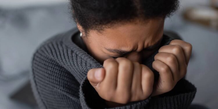 A descarga emocional do choro libera cortisol, reduz o estresse e ajuda no raciocínio crítico. // Créditos: depositphotos.com / HayDmitriy