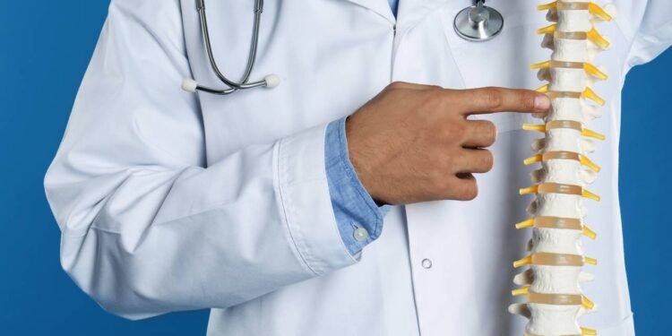 Cirurgia na coluna - Créditos: depositphotos.com / NewAfrica