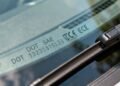 Poucos sabem o que significam as letras e números gravados no para-brisa do carro