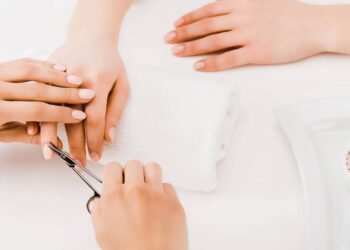 Remover cutículas faz mal? Entenda os riscos