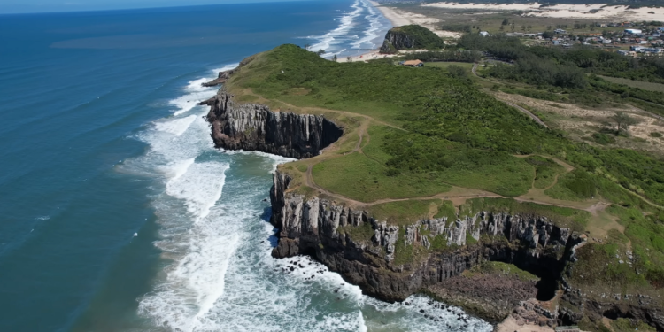 As 3 praias mais bonitas do Rio Grande do Sul para curtir um mar azul e cristalino sem precisar sair do estado