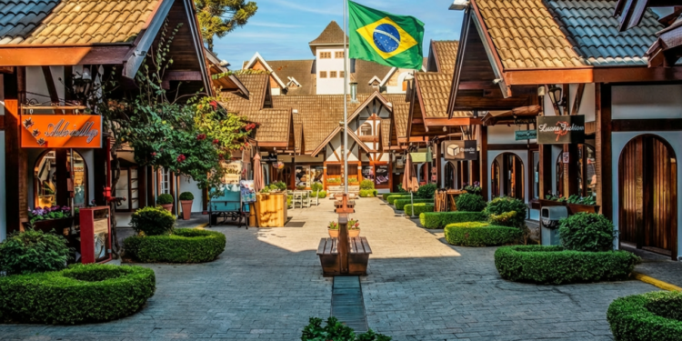 Campos do Jordão é uma cidade na Serra da Mantiqueira, famosa pelo clima frio e arquitetura europeia.