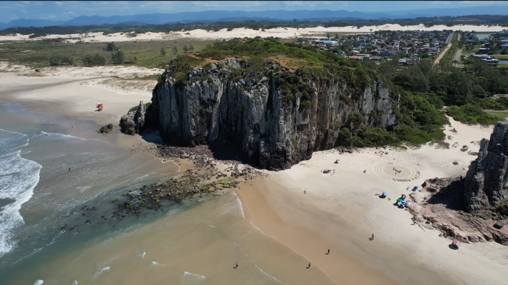 A mais bela praia gaúcha é perfeita para quem busca um cenário paradisíaco e vida tranquila