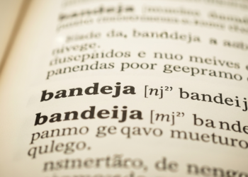 Qual o correto para usar, bandeja ou bandeija?