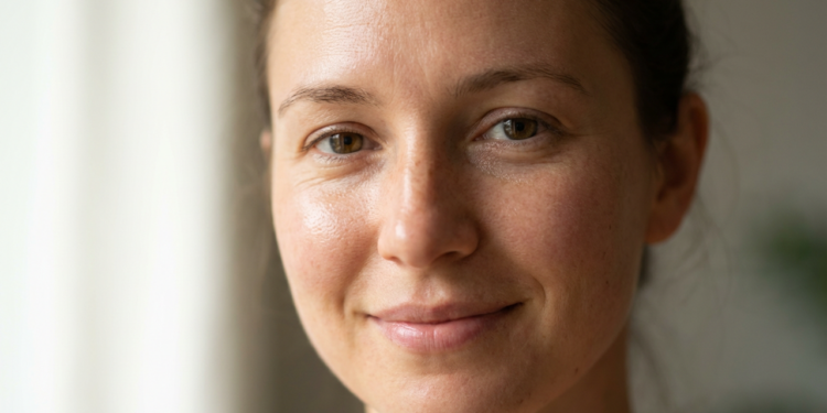 Coisas que você faz no rosto todos os dias e que a ciência diz que estão envelhecendo você mais rápido do que você imagina