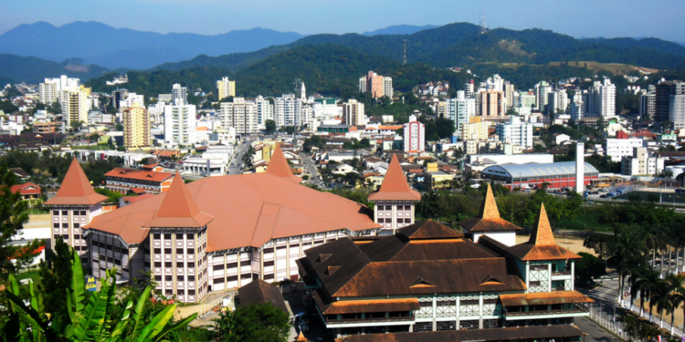 Brusque é uma cidade em Santa Catarina, conhecida por tradição têxtil, indústria de confecções e inovação manufatureira. // Créditos: Wikipédia