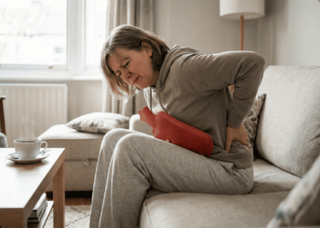 O chá medicinal que previne cálculos renais, alivia cólicas e aumenta o fluxo urinário